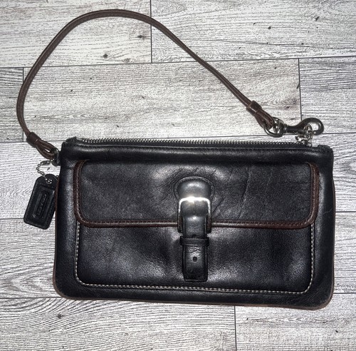 Pochette Coach in pelle nera e marrone con cerniera da polso pochette