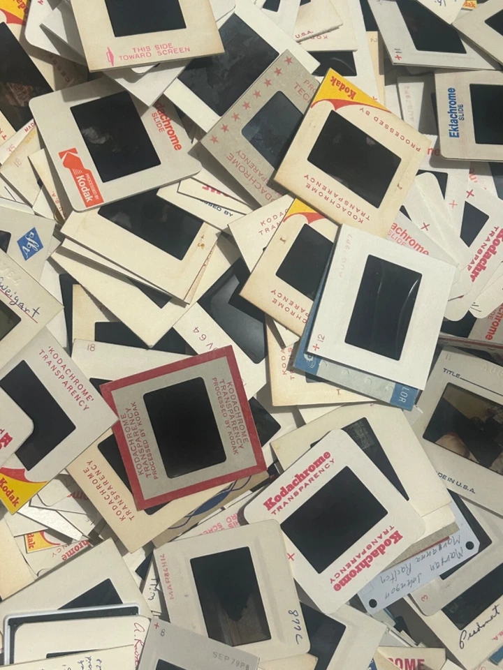 Lote de 200 diapositivas aleatorias de 35 mm años 60 70 80 Kodachrome mezcla artesanía diario basura Foto 1 de 3