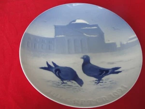 1921 BING GRONDAHL PIGEONS IN THE CASTLE COURT COPENHAGEN PLATE - Picture 1 of 2
