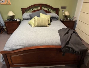 Queen Bedroom furniture set - bed, 2 side tables, 1 chest of drawers with mirror - Picture 1 of 3