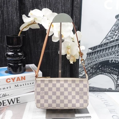 Bolso de Mano Louis Vuitton Pochette Damier Azul Lona Recubierta T10236893 Foto 1 de 4