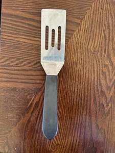 Pampered Chef Mini Spatola da Servizio in Metallo Usata Logo Originale Lama 3,5 Pollici - Foto 1 di 3