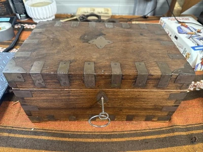 Hermoso cofre de madera antiguo vintage bloqueo latón trabajo muy antiguo  Foto 1 de 4