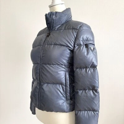 Prada Puffer Chaqueta Damas Triángulo Logo Abajo Chaqueta Azul Cielo Talla 38 Foto 1 de 4