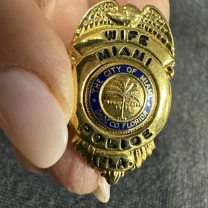 De colección obsoleto Miami Dade County Florida. Insignia de mujer policía - Imagen 1 de 6