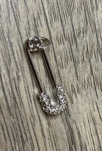Stella & Dot Sicherheitsnadel Charm Silber 1" Neu in Box - Bild 1 von 9