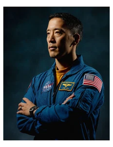Foto retrato del astronauta de la NASA Jonny Kim 2004 8x10 en 8,5" x 11" - Imagen 1 de 1