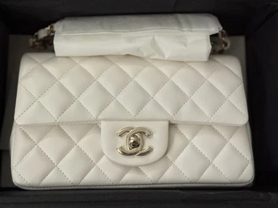 Bolso con solapa de piel de cordero blanco Chanel 21S con herrajes dorados claros Foto 1 de 4