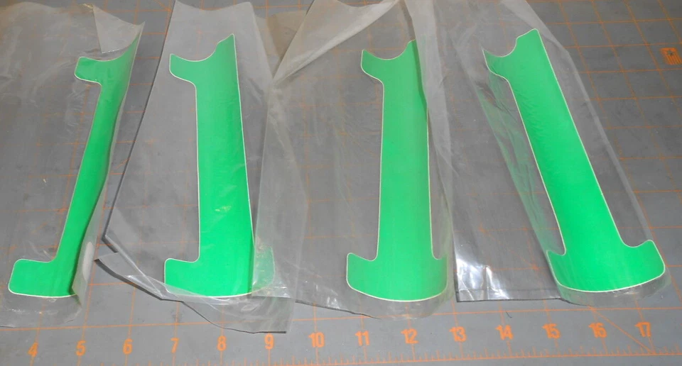 NUMBER 1 贴纸 8 英寸绿色乙烯基 4 数量比赛评分免运费 — 第 1/1 张图片