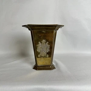 "Florero decorativo de latón grabado Andrea by Sadek de 5"" de alto" - Imagen 1 de 8