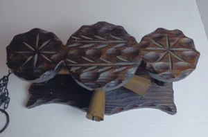 Tramp Art handgeschnitztes Holz 4 Messingglocken mit Kette Wandplakette - Bild 1 von 21