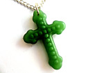 Piękny wzorzysty zielony szklany krzyż / krucyfiks wisiorek i naszyjnik z łańcuszkiem