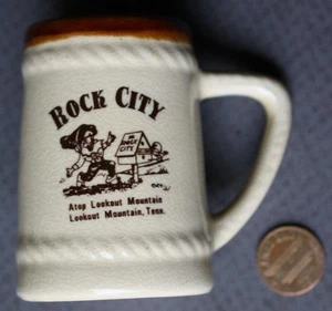 1960s Era Lookout Mountain / Rock City Tennessee Gnome Maskottchen Miniaturkrug -- - Bild 1 von 1