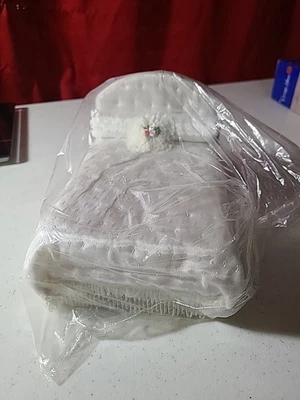 Cama miniatura para casa de muñecas White Barb Stetz & Co con colchón almohada y ropa de cama Foto 1 de 4