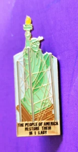 PIN SOLAPA ESTATUA DE LA LIBERTAD El pueblo de América respeta a su dama #1 - Imagen 1 de 3