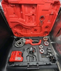 Kit filettatubi compatto monochiave Milwaukee M18 FUEL USATO con 4 matrici e batteria 8Ah - Foto 1 di 21