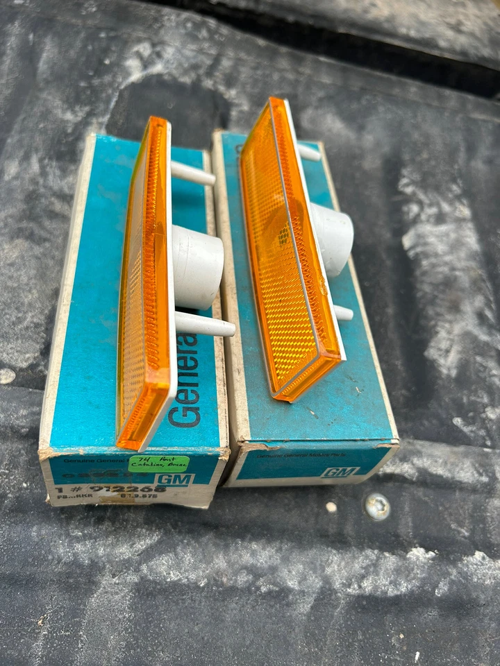 Lentes marcadoras laterales delanteras Pontiac Bonneville Catalina 1974 nuevas de stock - GM 912268 912267 Foto 1 de 4