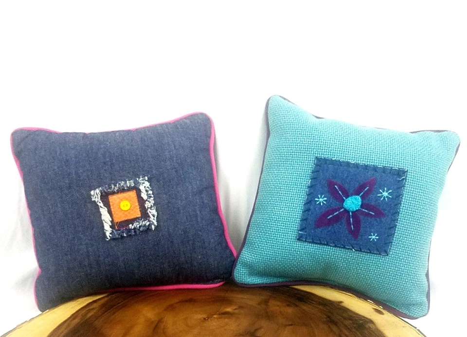 Mini travesseiros decorativos flor jeans azul quarto infantil meninas e berçário Euc - Imagem 1 de 4