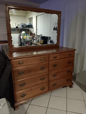 Cómoda Sprague & Carleton de arce macizo con espejo (54"×37") usada. Foto 1 de 4