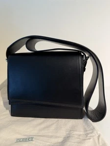 Closed Shoulder Crossbody Bag, schwarz, Leder, ungetragen/neu - Bild 1 von 10