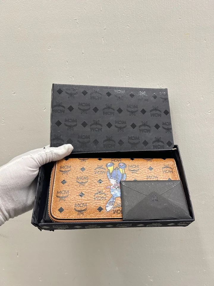 Cartera MCM Visetos Patrón Conejo Conejo Doble Plegable Beige Rosa Negro Logo Cremallera Alrededor Foto 1 de 4