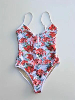 We Are Handsome Estampado Floral Cremallera Frontal Una Pieza Precio de venta sugerido por el fabricante 242 USD Foto 1 de 4