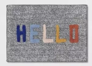 Alfombra de baño Room Essentials multicolor Hello talla 17" X 24" 100 % algodón gris - Imagen 1 de 3