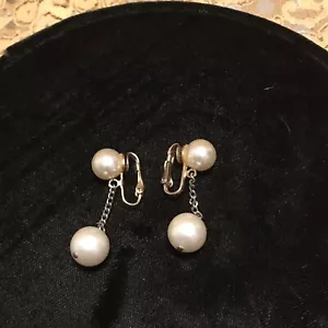 "Pendientes colgantes con clip vintage de perlas sintéticas de 1 1/2" - Imagen 1 de 5
