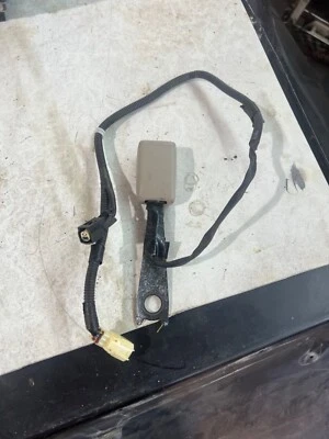 2004-2009 toyota 4 runner LH drivers front gray seatbelt buckle tongue OEM 05 06 Foto 1 de 3