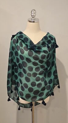 NUEVO SIN ETIQUETAS ANTHROPOLOGIE INFINITI BUFANDA CHAL VERDE/AZUL MARINO ESTAMPADO DE LUNARES CON BORLAS Foto 1 de 4