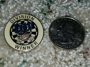 NUOVO Pin cappello birra Miller LITE inutilizzato pinback Dart League Division vincitore - Foto 1 di 2