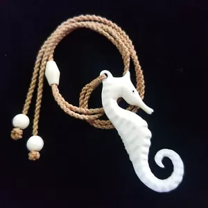 Collana cavalluccio marino intagliato surfista sirena nautica oceano hawaiano vintage - Foto 1 di 4