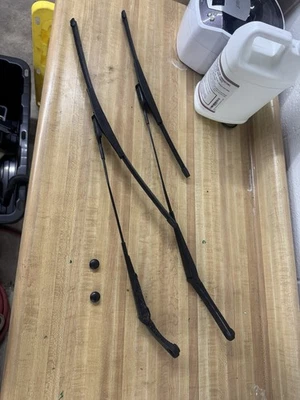 AUDI A4 S4 A5 S5 2009-2017 (B8 8T) JUEGO DE 2 BRAZOS LIMPIAPARABRISAS DELANTERO IZQUIERDO Y DERECHO Foto 1 de 4