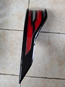 LAND ROVER DISCOVERY L462 LEFT SIDE LIGHT LAMP OUTER TAIL HY32-13406-CF Used - Picture 1 of 7