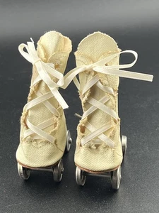 Par de patines con cordones vintage miniatura para muñecas ruedas de metal - Imagen 1 de 7