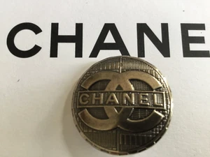 Chanel Knopf aus Metall mit CC Logo u. Schriftzug, Durchmesser 26mm, neu - Bild 1 von 3