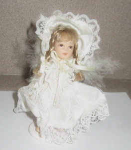 4,5" kleine Porzellan Engel Puppe ~ Gelenkte weiße Spitze Haube/Feder Flügel mit Ständer - Bild 1 von 10