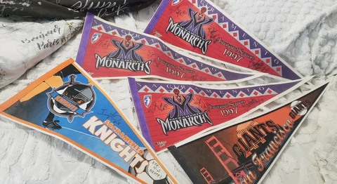 LOT/5 Pennants: Giants,Knights+3x signed '97 Monarchs:Gordon30,Graves33,Byears51 Cover