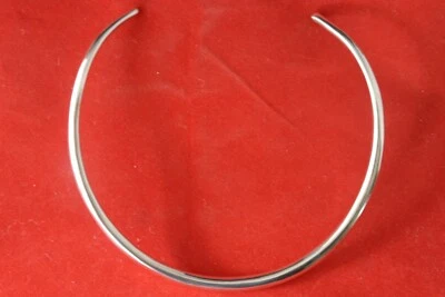 Hermoso cuello plateado rígido 18,4 gramos 5"" x 5"" pulgadas de ancho Foto 1 de 4
