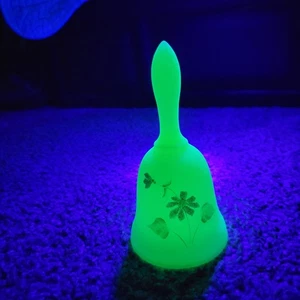 Campana crema pasticcera vintage Fenton 4,5", fiore rosa dipinto a mano, firmata "BC" - Foto 1 di 7