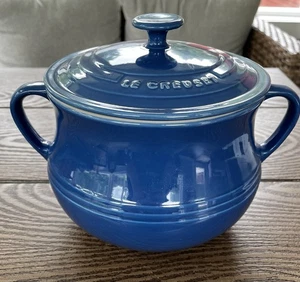 Le Creuset Steinzeug 4 Quart Bohnen- oder Suppentopf mit Deckel Kobaltblau Sammlerstück - Bild 1 von 6