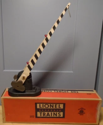 LIONEL #252 O GAUGE OPERATING LIGHTED CROSSING GATE WITH BOX TESTED WORKS GREAT - Image 1 of 3