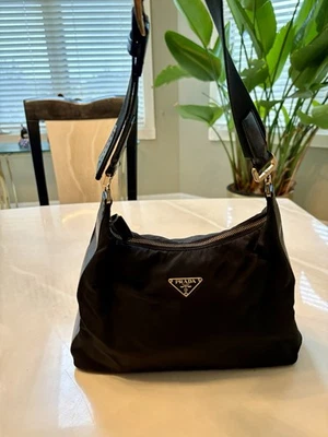 Auténtico bolso hobo de nailon Prada con correa de hebilla ajustable negro Foto 1 de 4