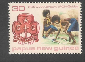 Papua-Neuguinea #472 (A106) Sehr guter Erhaltungszustand 1977 30t Girl Guides Wäsche waschen & Abzeichen - Bild 1 von 1