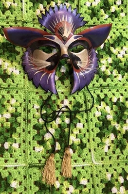 Máscara de couro vintage estilo veneziano artesanal dos anos 80 assinada pelo artista - Imagem 1 de 4