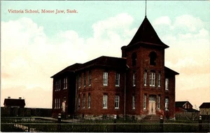 MOOSE JAW, SASKATCHEWAN, CANADA - VICTORIA SCHOOL - OLD POSTCARD - Picture 1 of 2