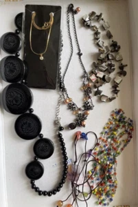 Reduziert - 8 modische farbige Halsketten verschiedene Stile - Modeschmuck - Bild 1 von 3
