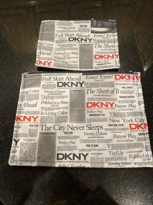 Juego de 2 bolsas de maquillaje cosmético con estampado de periódico Donna Karan New York DKNY Foto 1 de 3