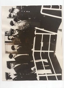 Foto de prensa de refugiados asiáticos recogidos por barco alemán 1970 - Imagen 1 de 2