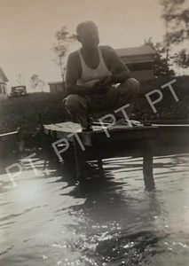 Foto antica vintage di un bel vecchio in moglie battitore sul molo dall'acqua anni '30 - Foto 1 di 3